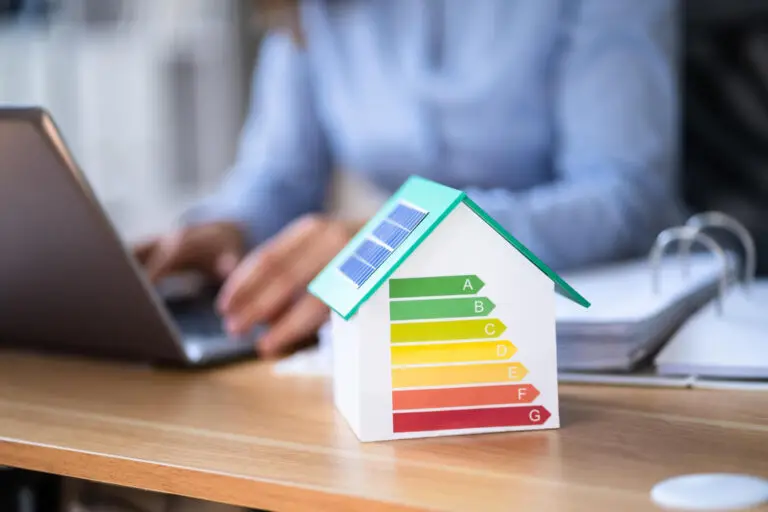Person am Laptop mit Energieeffizienz-Skala
