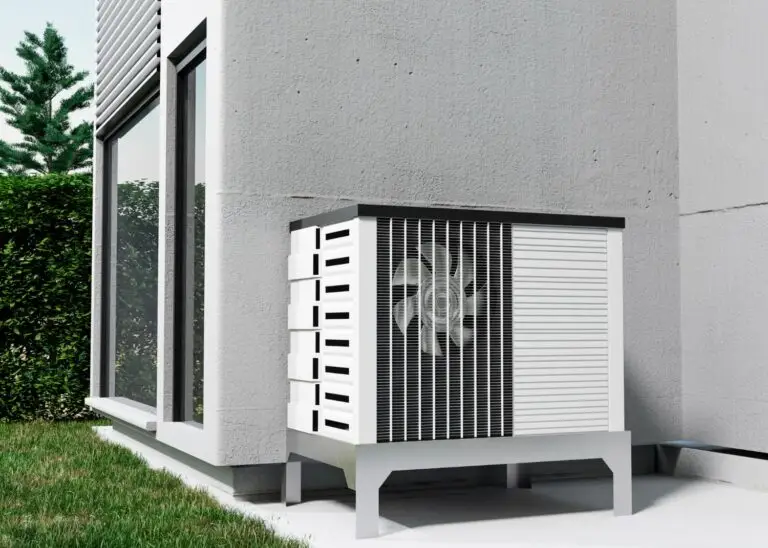 Wärmepumpen-Außeneinheit neben einem modernen Wohnhaus