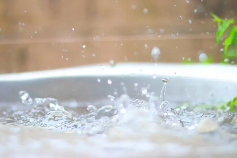Aufspritzendes Wasser als Symbol für Wassermanagement