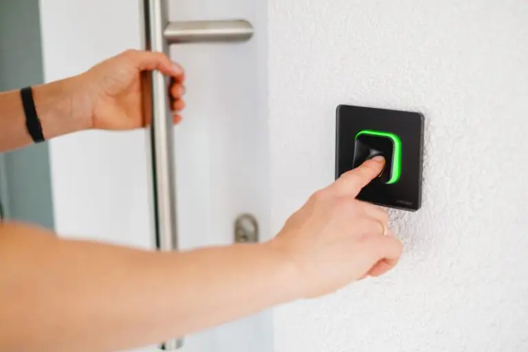 Finger an einem Fingerprint-Zutrittsleser an der Wand