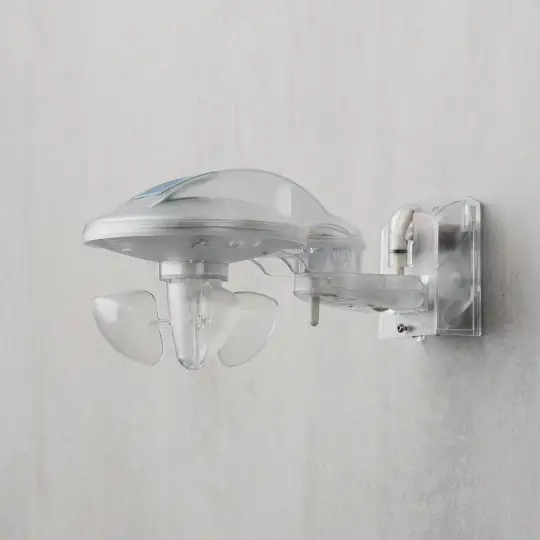 Transparente Designleuchte an einer Wand montiert